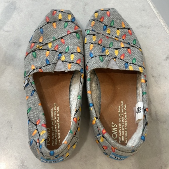Tom’s glacier grey glow-in-the-dark holiday light shoes, size 5, slip on - Picture 2 of 4